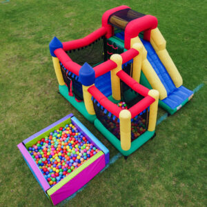 Castillo deslizadero con piscina de pelotas