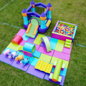 Inflable mini con gimnasio y piscina de pelotas